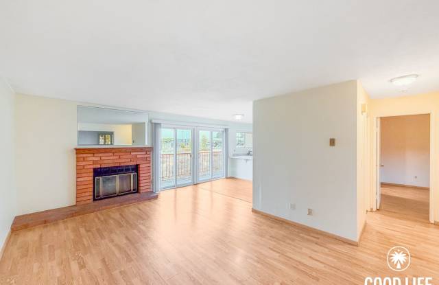 2BD/1BA Condo in Clairemont with Balcony, In-Unit Laundry & Reserved Parking photos photos