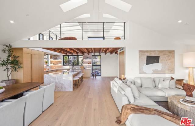 2530 Beverley Ave photos photos