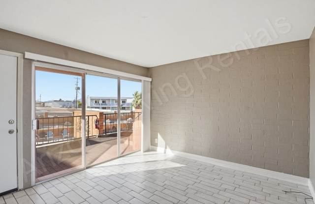 DOWNTOWN LAKEVIEW CONDO Gallery 4