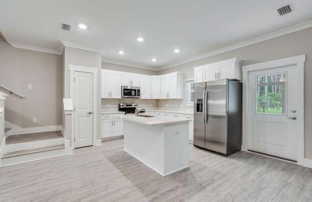 98 Date Palm Lane - 98 Date Palm Lane, Freeport, FL 32439
