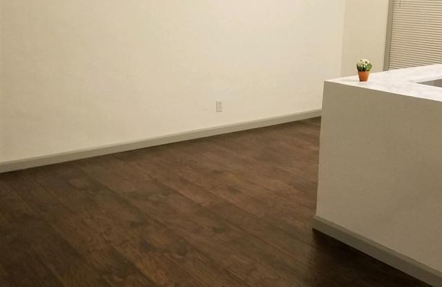 6861 1/2 Morella Ave Gallery 2