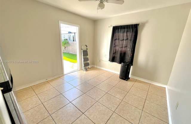 1541 NE 13th St photos photos