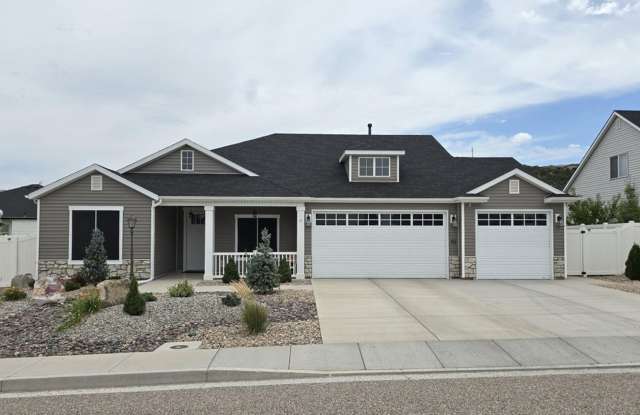 Move-In Discount -- 3 bedroom - 2 bath Newer Single family in Crescent Hills photos photos