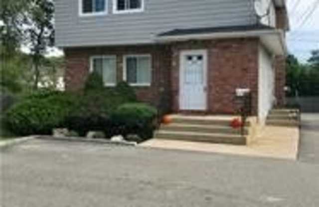 521 Little East Neck Road Gallery 2