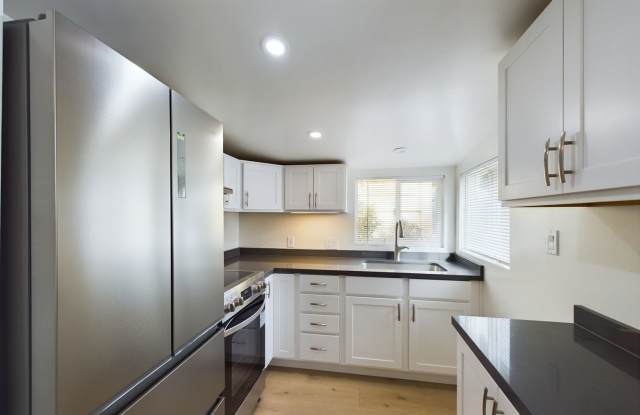 Adorable Remodeled Cottage in Seaside Gallery 3