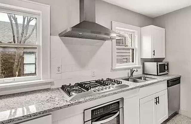 2-Bedroom 2-Bath 1930's Tudor Close to Paseo District Gallery 3