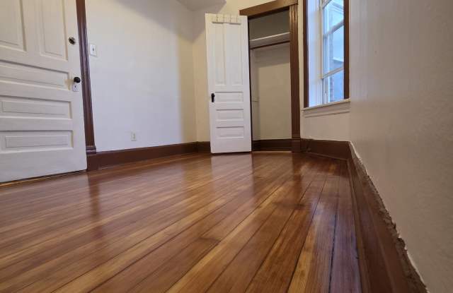 1138 N Hamlin Ave Gallery 4