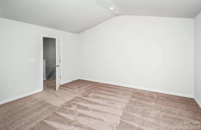 Room in 4 Bedroom Home at Transatlantic Ave Gallery 4