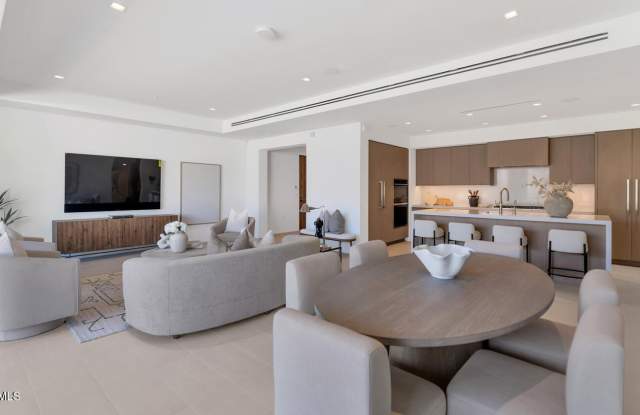 6587 N Palmeraie Boulevard Gallery 4