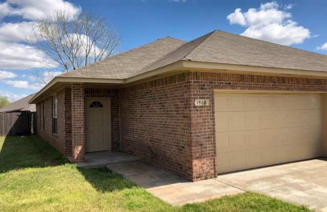 $200 off your move in by May 15th! Located in Edgewood Manor and in Mustang School District!, Nearby parks and shopping! 3 bed 2 bath duplex ready for move in! photos photos