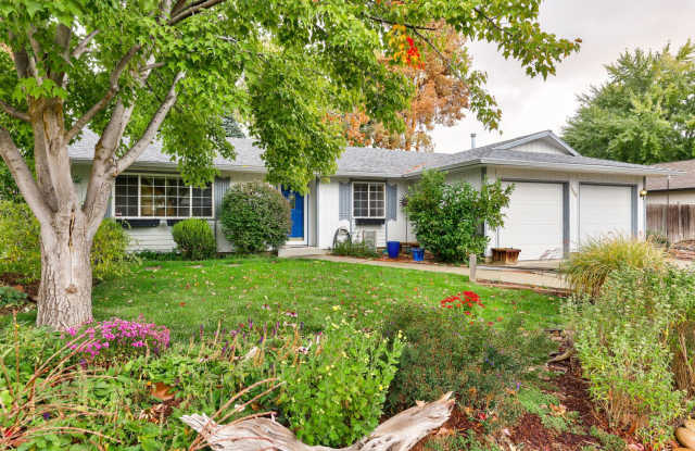 3 Bedrooms Home with lots of personality in SouthEast Boise!! _ Pet Friendly!! Gallery 1