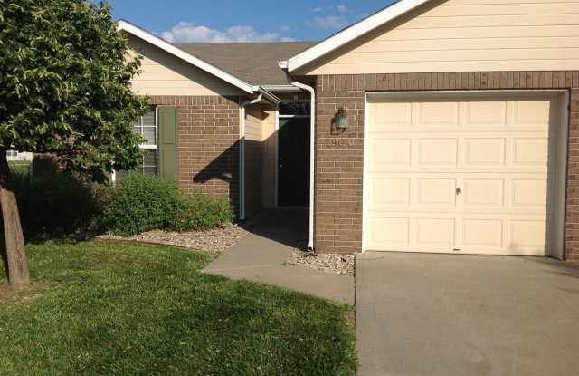 2904 Russell Ct - 2904 Russell Court, Manhattan, KS 66502