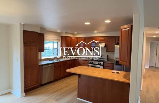 Discover Your New Home in Renton -  Lawn care is provided and paid for by the owner. Gallery 1