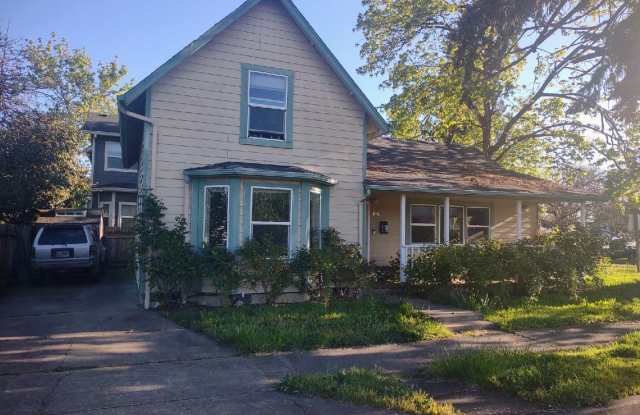 Cute 4/BD-2 Bath Home Off Pioneer Parkway photos photos