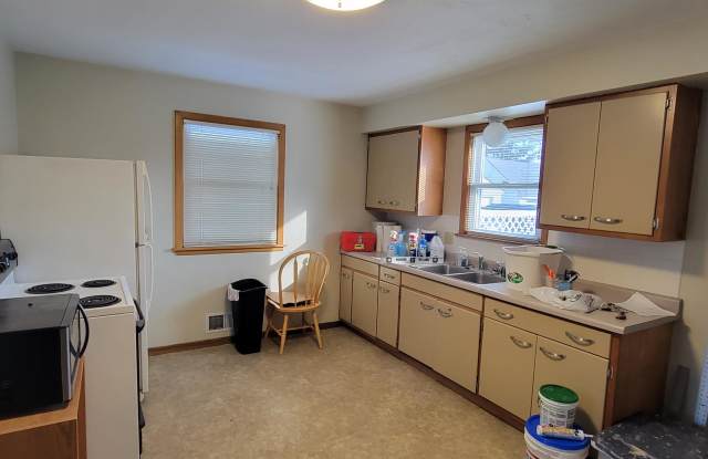 868 9th Avenue Southeast - 2 photos photos