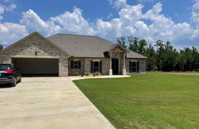 Comfortable 4-Bedroom Home with Great Outdoor Space Gallery 1