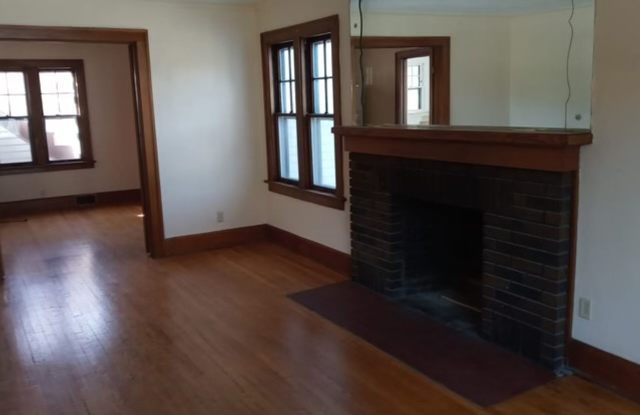 3 Bedroom 2 Bathroom 2 Stall Detached Garage - 3024 High Street, Des Moines, IA 50312