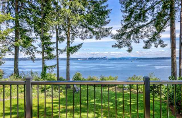 Beautiful Vintage Charming High Bank Waterfront Bainbridge Island Home photos photos