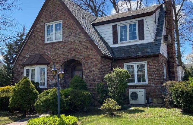 450 W Valley Stream Boulevard - 450 West Valley Stream Boulevard, Valley Stream, NY 11580