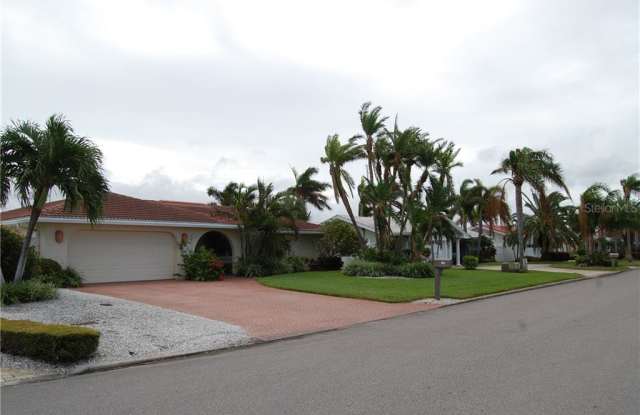 365 6TH AVENUE N - 365 6th Avenue North, Tierra Verde, FL 33715