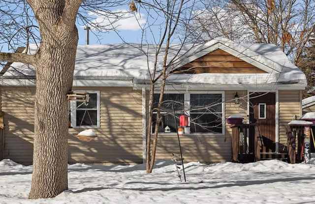 Updated 3 Bed | 1 Bath Duplex W/ Private Fenced Yard & Laundry Gallery 3