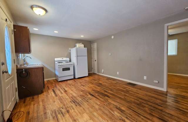 Highlands/Stadium Area Great Sized 1 Bedroom with Beautiful Hardwood Floors, Reserved Parking, Extra Storage, Fenced Yards Gallery 2