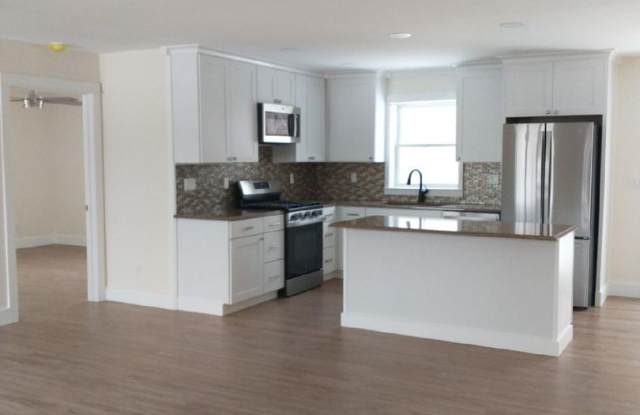 Spacious 2 BR 2 BA House with Walkout Basement - Close to Fisherman's Island State Park Gallery 1