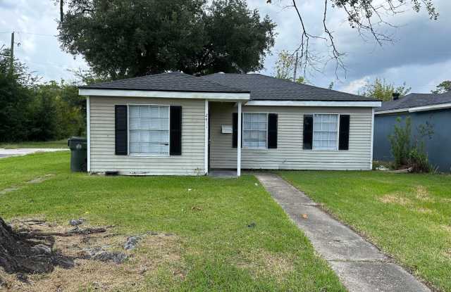 3b/1b home available - 2411 11th Street, Lake Charles, LA 70601