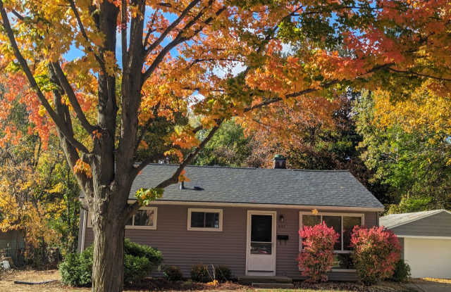 Three Bedroom One and a Half Bath in Leslie Park! photos photos