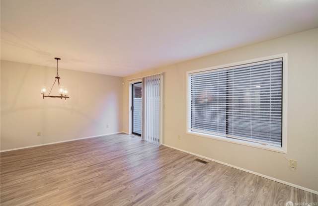 2Bd/1.5Ba Kirkland Townhome Gallery 4