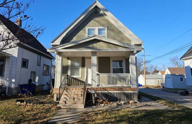 Super cute SE 2 bedroom 1 bath with many updates - 615 16th Street Southeast, Cedar Rapids, IA 52403