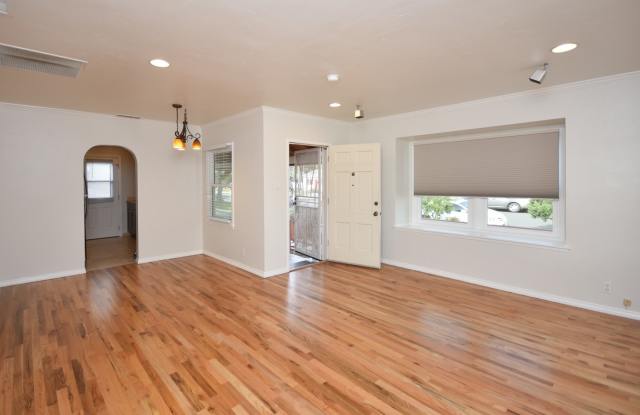 Charming 3 bedroom home in Oceanside by the beach. Gallery 1