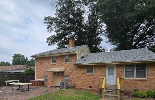 NEWLY REMODELED HOUSE IN COLONIAL HEIGHTS Gallery 3