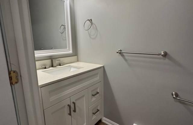 $3,250 3BD/1.5BA Spacious Condo in Portland - Available 10/10!! Gallery 4