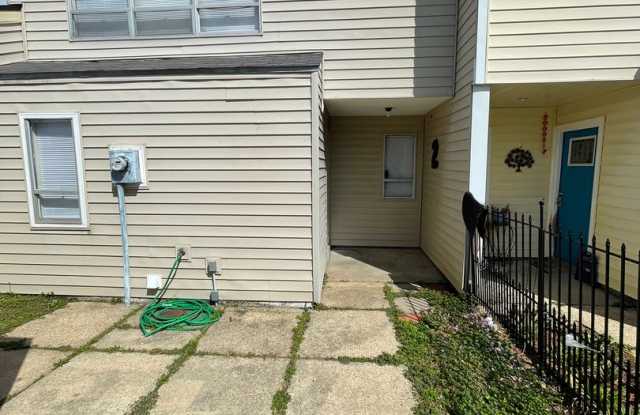 2 bedroom 1 1/2 bath condominium Gallery 4