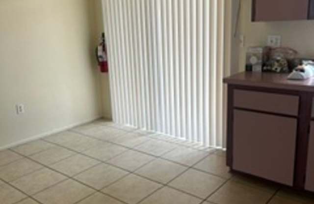Large 2 bed 1 1/2 bath Town house. Inside laundry, assigned parking Gallery 4