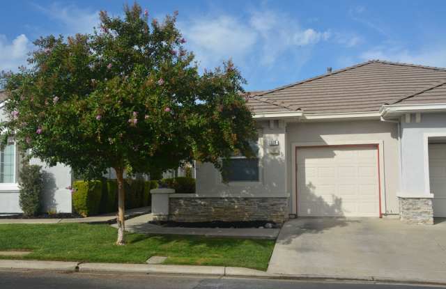 Affordable, sharp and clean 2 bedroom Summerset II beauty... Gallery 1
