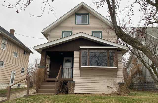 Room to Spread Out: 4BR/1.5BA Near Highways  Shopping - 907 Battles Avenue, Akron, OH 44314