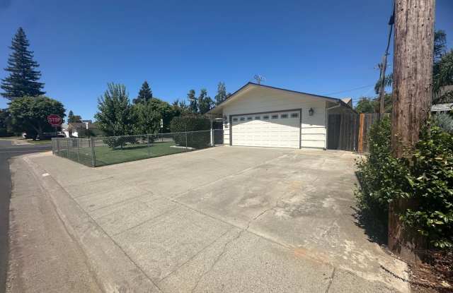 AVAILABLE NOW!!! Gorgeous, Updated 3 Bed / 2 Bath in East Sacramento! Gallery 1
