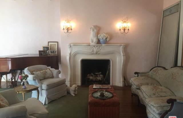 10337 WILSHIRE Gallery 3