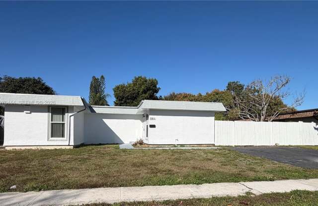 7811 NW 66th Ter photos photos