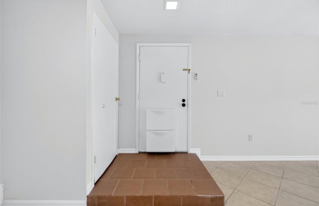 3272 S SEMORAN Boulevard Gallery 4