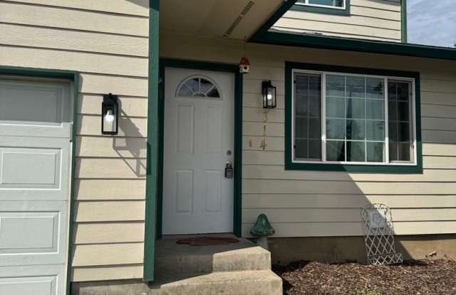 3 bed 2 bath duplex (5 blocks from Sherman) photos photos