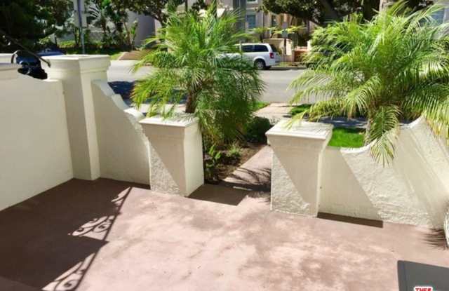 212 South DOHENY Drive Gallery 2