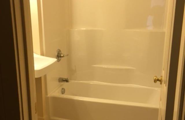 $860.00 2 bedroom, 1 bath with a garage located in Burton Gallery 4