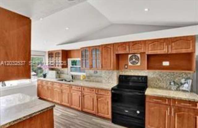 2199 Northeast 182nd Street Gallery 1