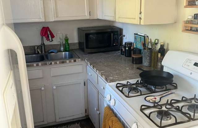 Charming 2BR House in Denver Gallery 3