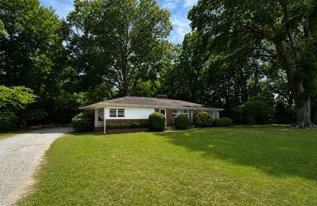 Large Brick Home with Beautiful Interior! Gallery 4