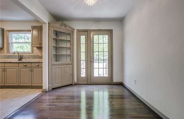 905 Ashwood Drive Gallery 3