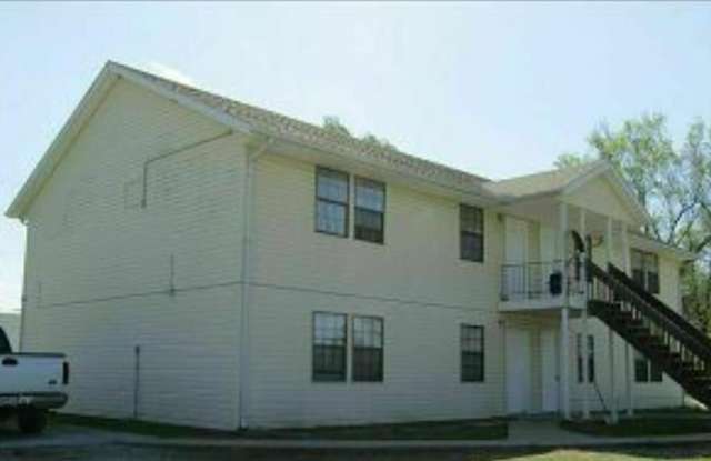 300 W 9th St - 300 W 9th St, Henrietta, MO 64036